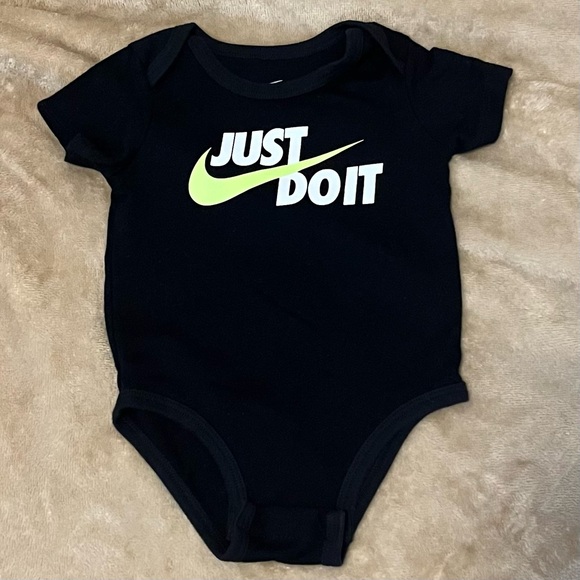 Lot of NIKE Boys Clothing T-Shirt Shorts Black Gray Boys Size 6/9 Month Logo - Picture 8 of 11